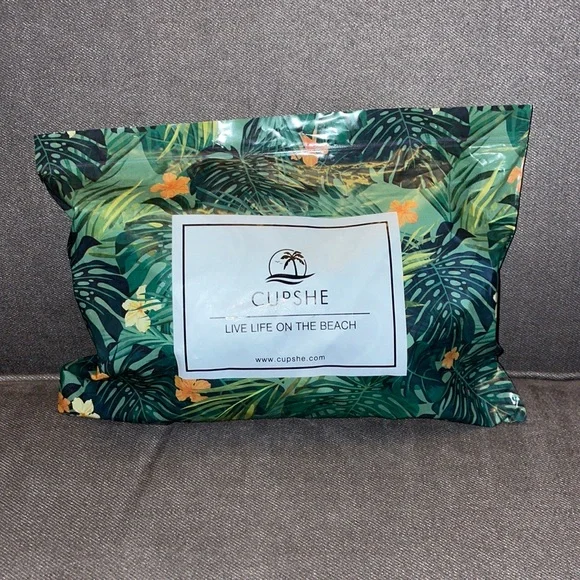 NEW.  CUPSHE 1 piece swimsuit. Size Large - Picture 6 of 6